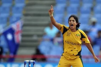 Lisa Sthalekar believes that India will at least make it to the semi-finals of the women's T20 World Cup.